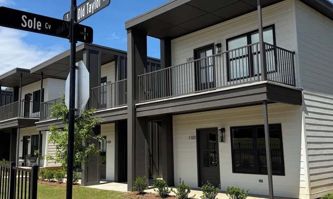 Oxford Condo | Sole Good - Oxford -sleeps 4 close to campus- style of Graduate or Oliver Hotel