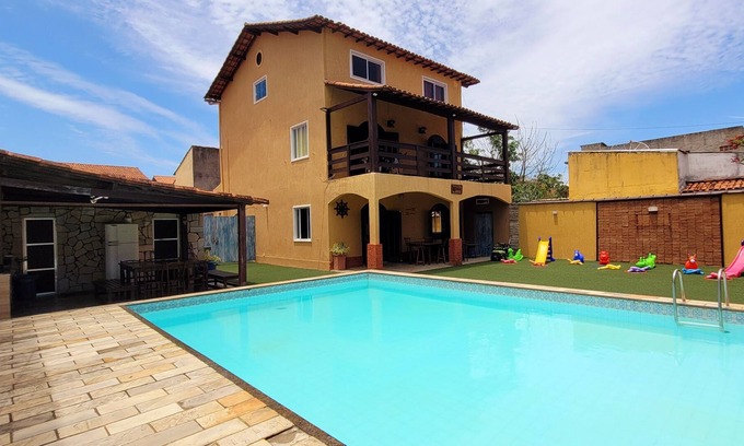 Jardim Flamboyant House | Soluar 7 bedroom house with family pool close to the bus station.