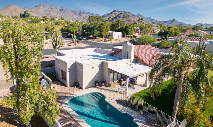 Pinnacle Peak Shadows Villa | Sonoran Sunshine by AvantStay | Entertainers Wonderland w/Putting Green & Pool