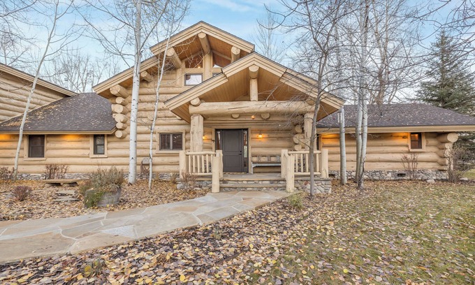 Swan Valley Cabin | South Fork Retreat. Private Luxury 6-bedroom cabin w/AC and Private pond.