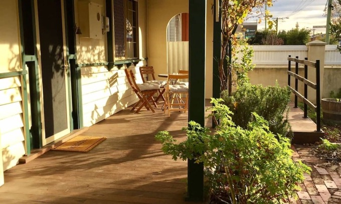 South Fremantle Apartment | South Freo Bungalow - Hidden sanctuary w Spa Bath & Deck