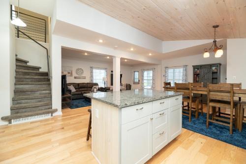South Haven House | South Haven Great Lake Getaway - Centerally located to downtown South Haven and South Beach