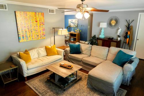 Knoxville House | South Knox Spot Grill Outdoor Pool Lounge