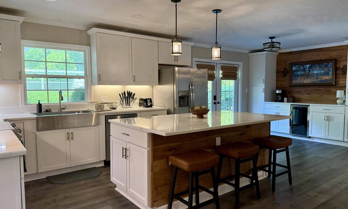 Thomasville House | Southern Charm Home: Pool + Fireplace + Large Yard