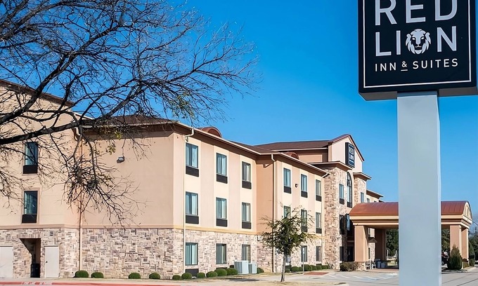 Mineral Wells Hotel | Southern Hospitality! Spacious Unit Near Attractions, Pool, Free Wifi, Parking