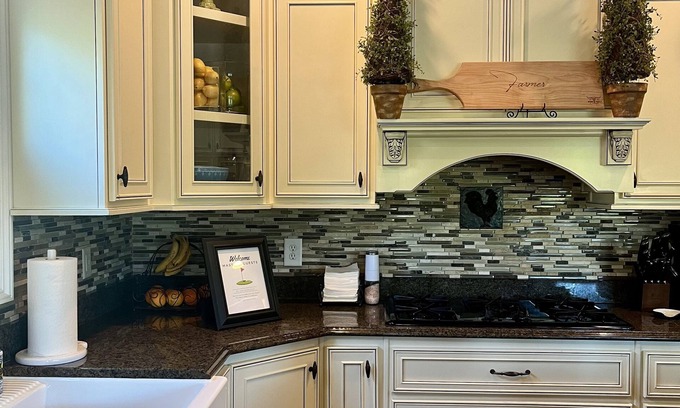 Bath House | Southern hospitality at the Masters. 6 bedrooms with lake view!