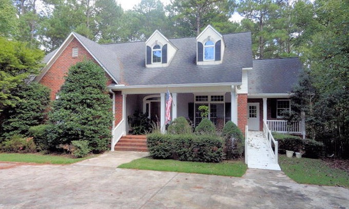 McCormick House | Southern Living Home 4000 sqft on Lake Thurman two golf courses, tennis & pools.