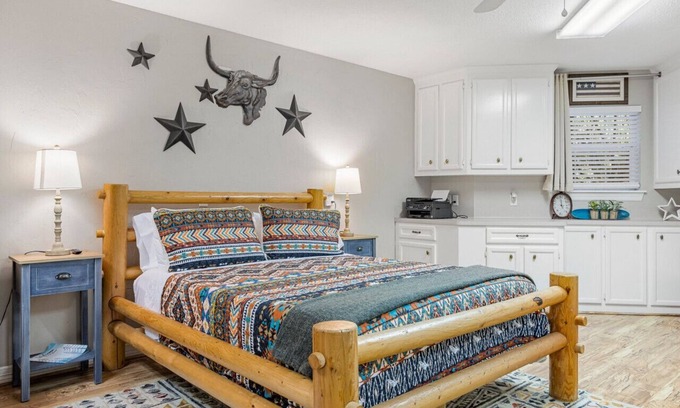 Magnolia House | Southern Studio On 13 Acres In A Quiet Neighborhood