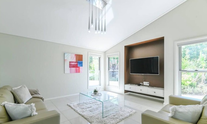 Dubbo House | Southlakes Haven - Lake Views, Pets Allowed