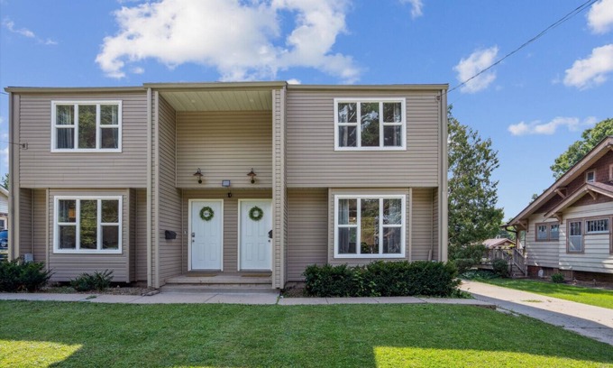 Greater South Side House | Southwest Duplex W/Outdoor Space