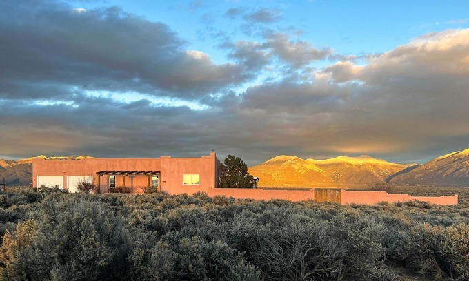 El Prado House | Southwest Home w/360-Degree Mtn View, Ski Nearby!