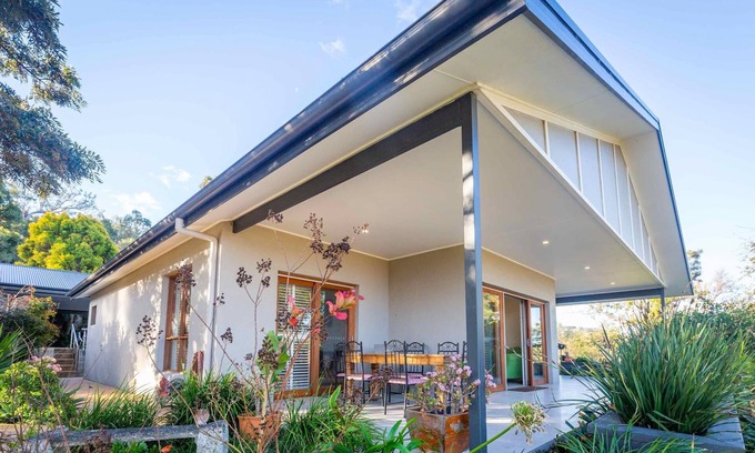 Lovedale Cottage | Sovereign Hill Country Villa - Stylish villa with scenic valley views