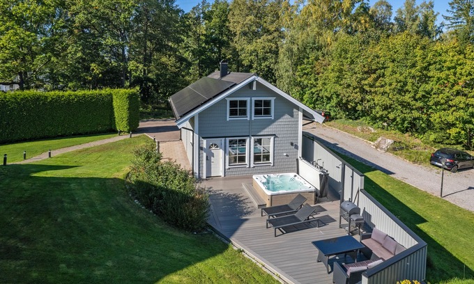 Kvicksund House | Spa cabin with jacuzzi and firewood sauna