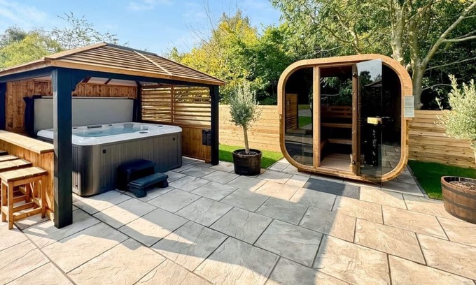 Raywell Ski Chalet | Spa Lookout (Pet Garden)