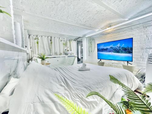 Tourcoing Hotel | Spa privatif Balnéothérapie MYKONOS , 4 personnes Max, avec TV XXL - Espace intime