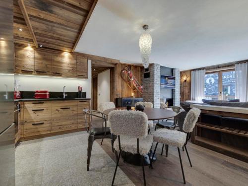 Val-d'Isere Apartment | Spacieux 4 pièces avec cheminée, balcon et parking à Val-d'Isère - FR-1-567-67