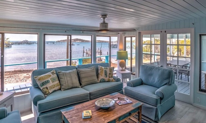 Great Guana Cay House | Spacious 1 Bed/1 Bath Home Overlooking the Harbour