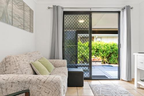Wooloowin Apartment | Spacious 1-Bed Unit with Outdoor Patio Dining