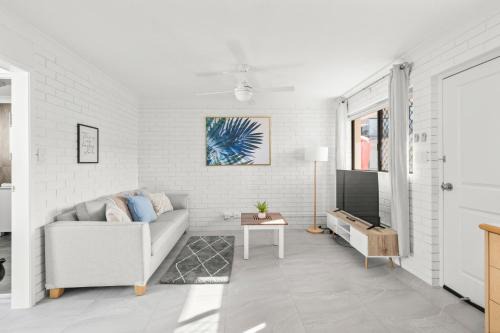 Southport Apartment | Spacious 1-Bed with Swimming Pool & Tennis Court