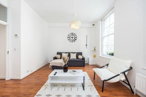 Riverside Apartment | Spacious 1BR Steps from London Bridge & The Shard