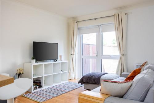 Dublin Apartment | Spacious 2 Bed House - 20 Min Bus To City Center