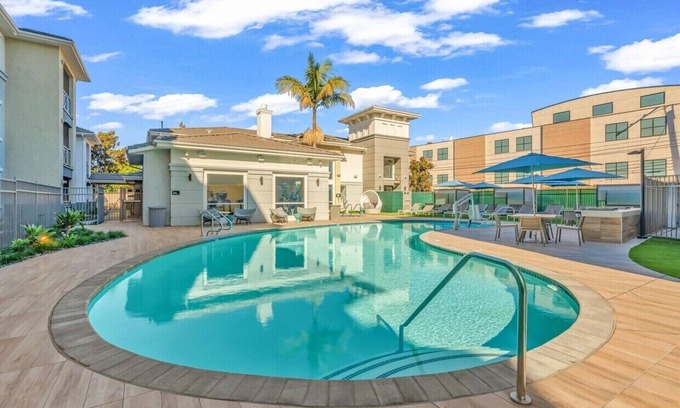 Marina del Rey Apartment | Spacious 2-bedroom apartment with pool, gym and free parking in adorable MdR!