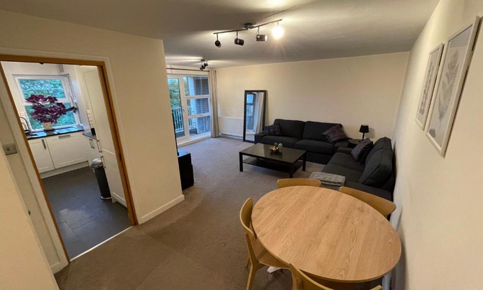 Surbiton Hill Apartment | Spacious 2-Bedroom Flat Near Surbiton Station