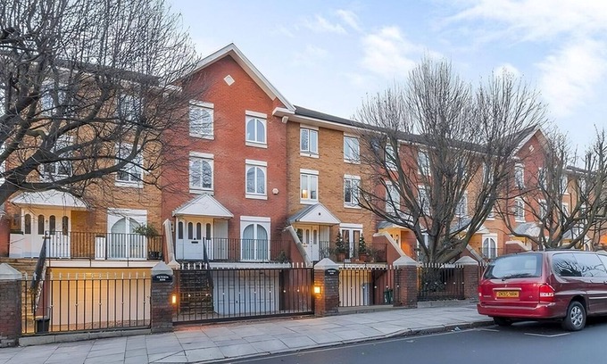 Swiss Cottage House | Spacious 2-bedroom Townhouse with Garden & Patio