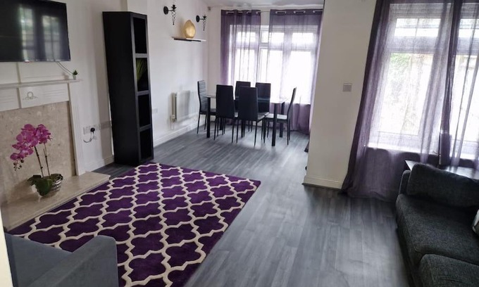 Barnet Apartment | Spacious 2 Bedroom Town House INC Wifi & Netflix PLUS More