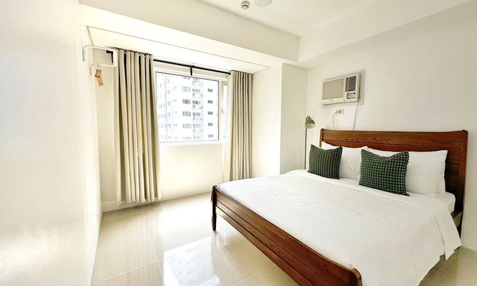 Tambo Condo | Spacious 2BR 2CR Staycation at Shore MOA | Near Airport, Pool & Mall
