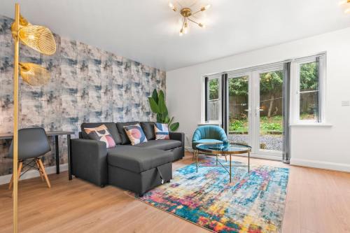 Brierley Hill House | Spacious 3-Bed Home, Parking, Garden, Sleeps 7
