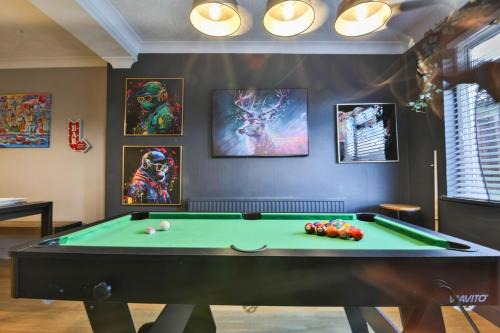 Fairwater House | Spacious 3 Bed Home with Pool Table