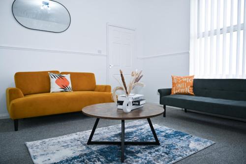 Sunderland House | Spacious 3 Bed House - Walk to Metro - Free Parking, Sleeps 6 - Close to City Centre