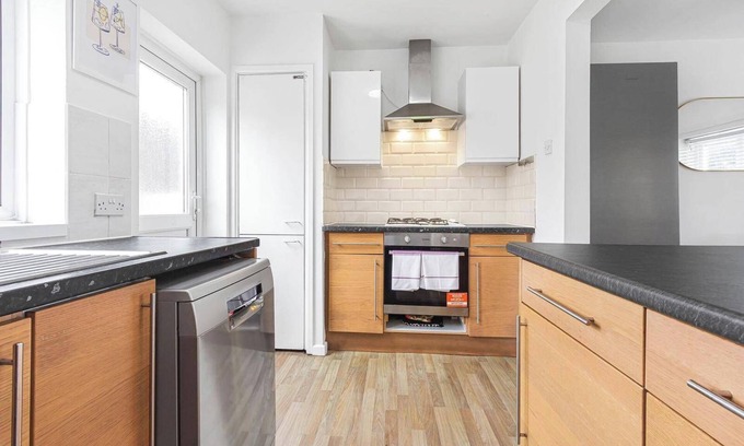 London Borough of Hounslow House | Spacious 3-bed House With car Park Near Heathrow