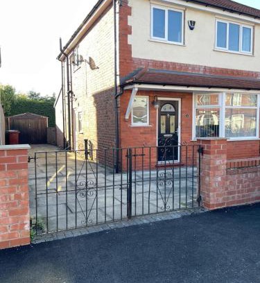 Offerton House | Spacious 3 bed with driveway