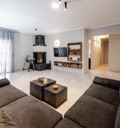 Kalamaria Apartment | Spacious 3-bedroom apartment with WiFi, AC in charming Kalamaria - mountain view