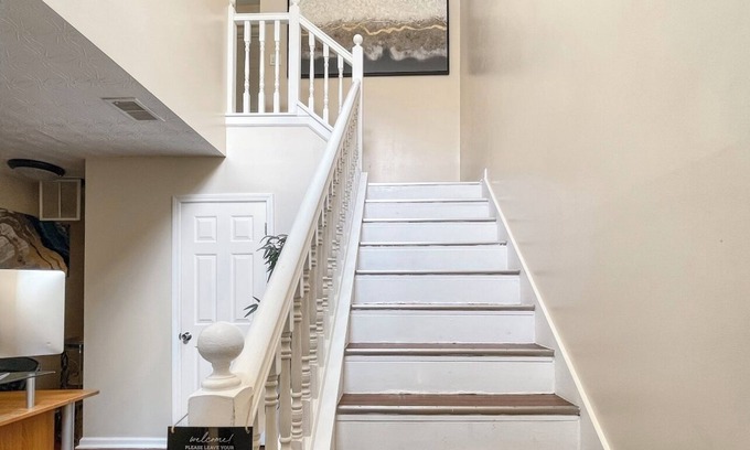 Riverdale House | Spacious 3 bedroom Getaway: Perfect for families: 10 mins away from Airport