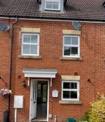 Darwin House | Spacious 3 bedroom house minutes from Biggin Hill Airport