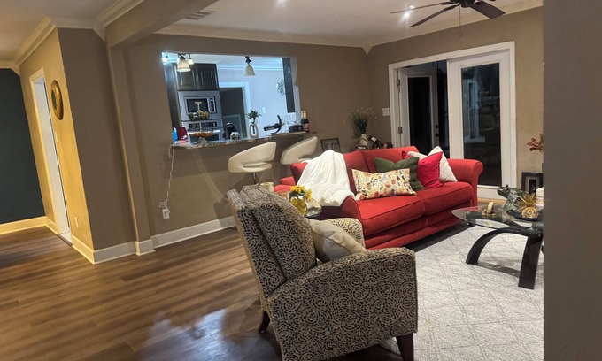 West Arlington House | Spacious 3-bedroom house with WiFi, POOL, and plenty of space for gatherings.