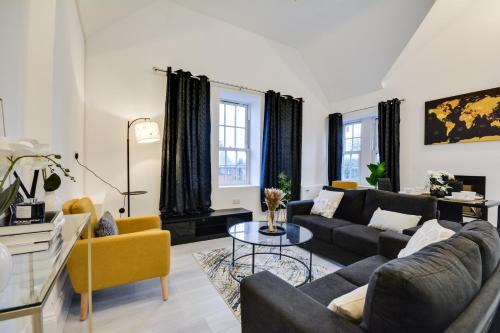 Wigan Apartment | Spacious 3 Bedroom Home Perfect for Families, Groups & Contractors with free parking
