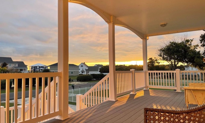 The Black Cat House | Spacious 3-bedroom house in Beaufort with Great Porch