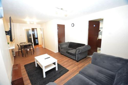 Custom House House | Spacious 3 Bedroom House in Beckton London