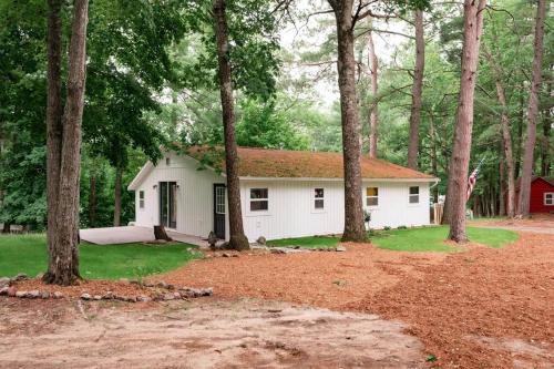 Mayfield House | Spacious 3 Bedroom on Arbutus Lake