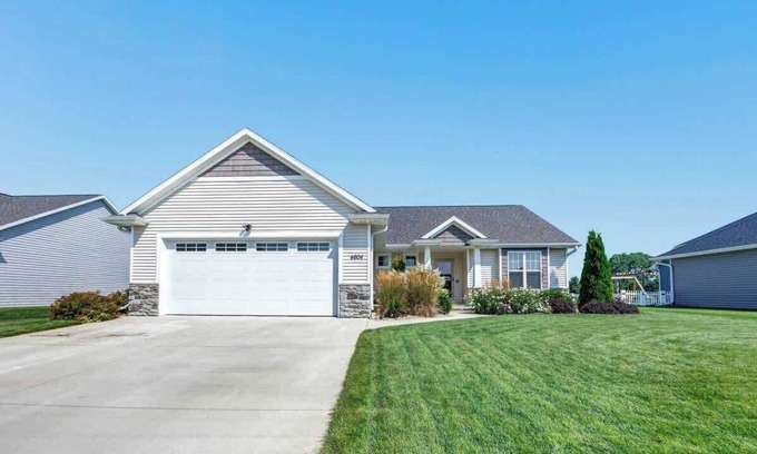 De Pere House | Spacious 3-BR Home near Lambeau!