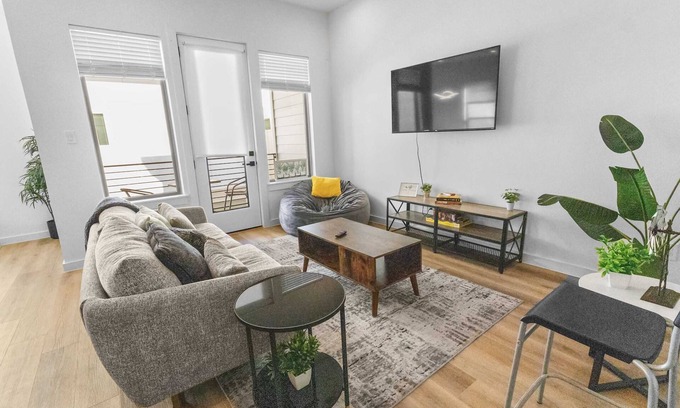 OST - South Union House | Spacious 3BR+Balcony | Sleeps 10 | Near TMC & DT