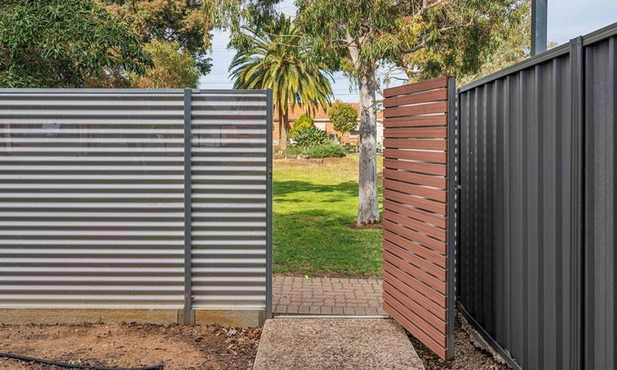 Kilburn House | Spacious 3BR Townhouse by Park Free WiFi & Parking Close CBD