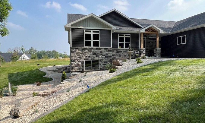 Hobart House | Spacious 4/5-bedroom house w/WiFi, fitness room in charming Hobart —NFL Draft—