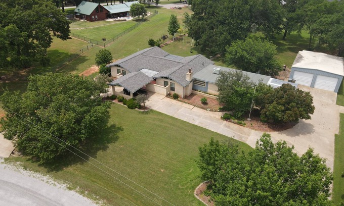 Kingston House | Spacious 4 Bd, 3 Ba ,Billard and Poker tables, Skee ball,Hot Tub & More!