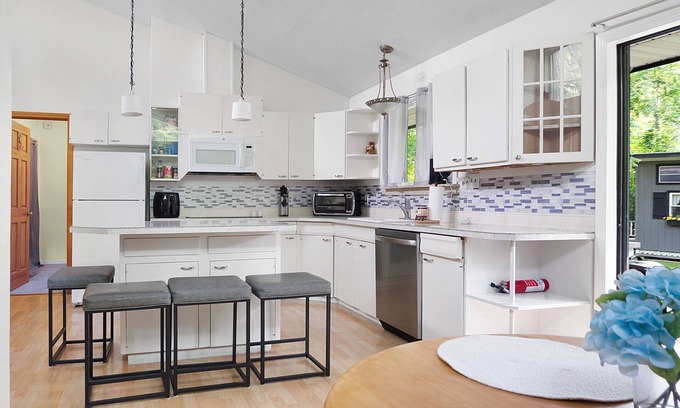 Teall Beach House | Spacious 4 bdrm home, Close to Lake, Wine, Downtown, Kid Friendly, Self Checkin