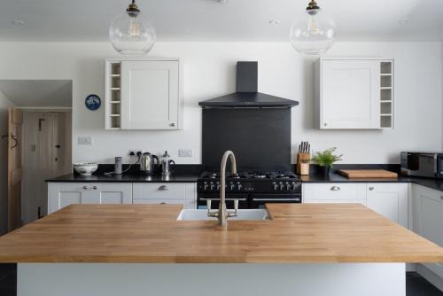 Newtown-in-St-Martin House | Spacious 4-Bed Cottage with Garden & Pet-Friendly